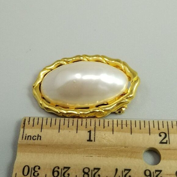 Vintage Faux Pearl and Gold Tone Oval Scarf Clip, 1 1/2 Inches Long, Retro - Picture 5 of 7
